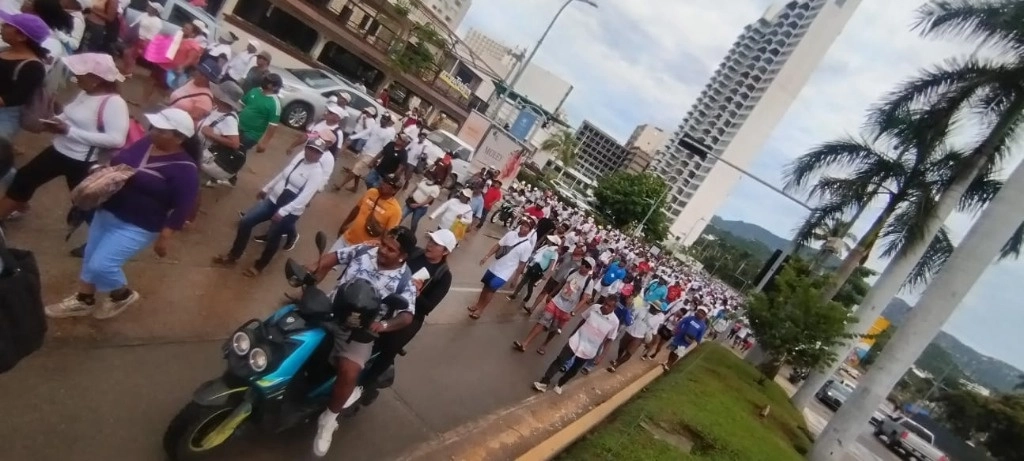 Las manifestantes recalcaron que "uno no tiene necesidad de estar aquí, venimos porque necesitamos la ayuda para rehacer nuestras vidas". Foto HéHéctor Briseño/ Archivo 