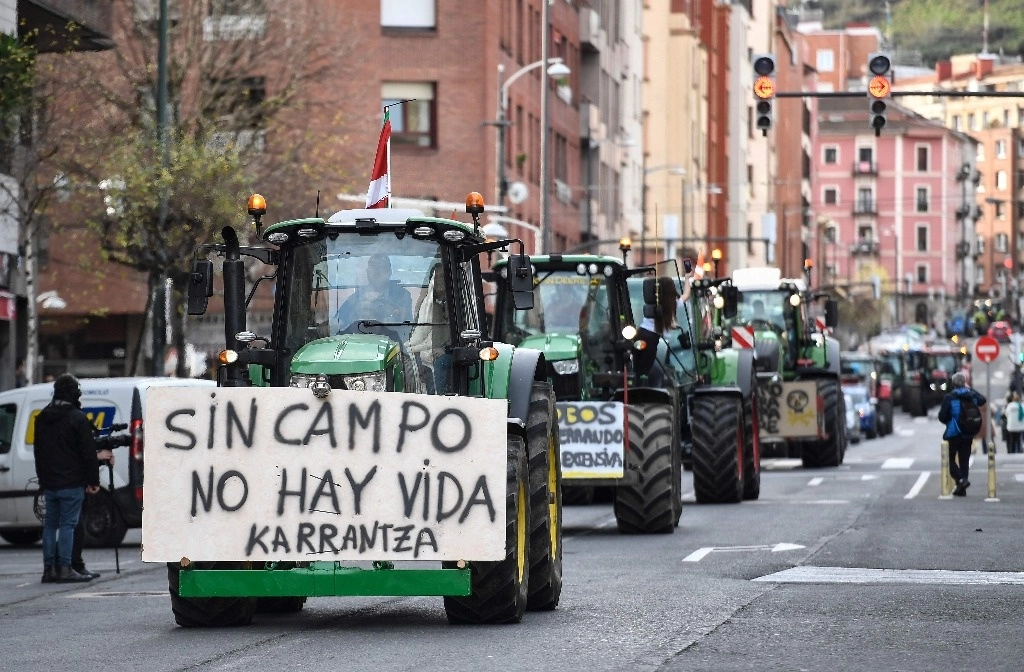 Protesta de agricultores en el centro de la ciudad vasca española de Bilbao, el 9 de febrero de 2024. Foto Afp