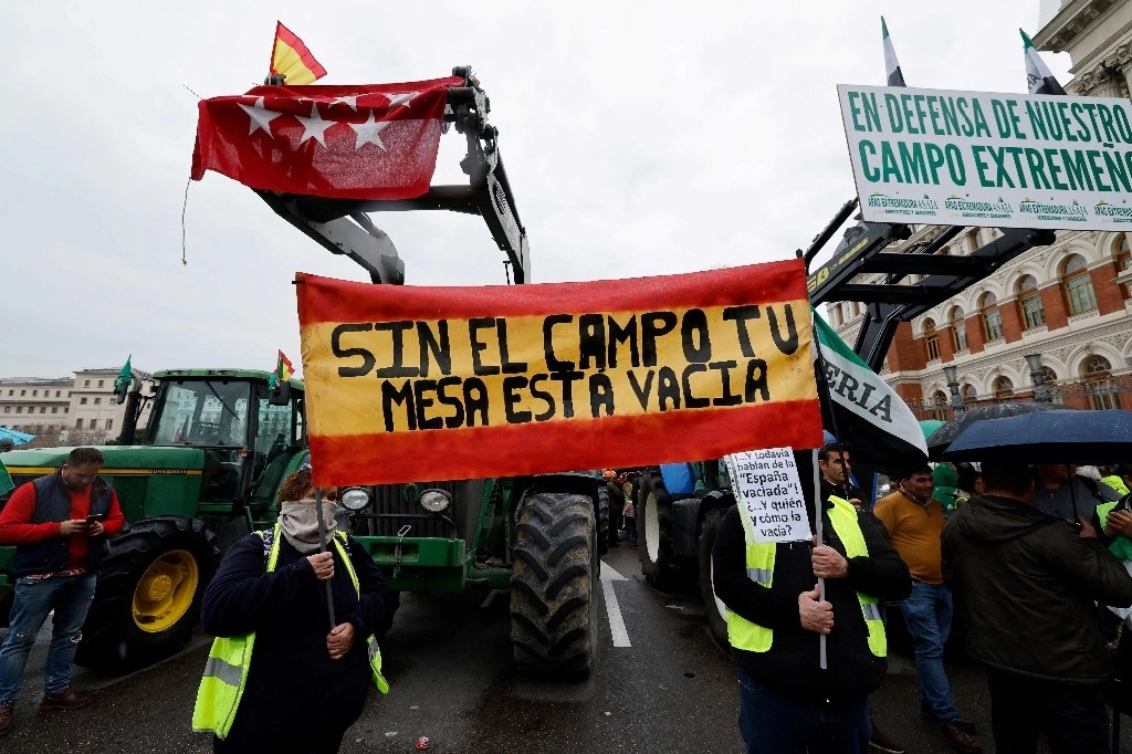 Manifestantes bloquearon el Ministerio de Agricultura en Madrid este jueves. Foto Afp 