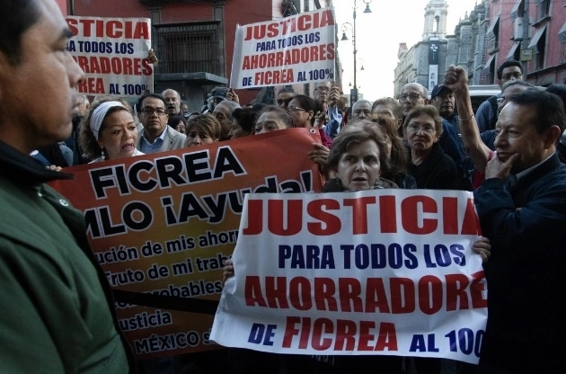 Protesta de los ahorradores defraudados por Ficrea en la Ciudad de México. Foto Cuartoscuro /Archivo