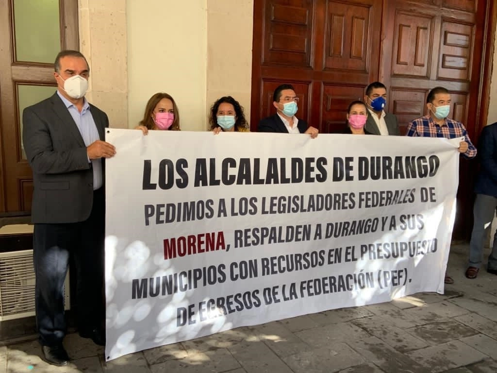 Lo que más resaltó de la protesta fue el mensaje que desplegaron en una manta, el cual estaba escrito de manera errónea pues se leía “Alcalaldes” no Alcaldes, por lo que su llamado pasó a segundo plano en las redes sociales. Foto ‘La Jornada’