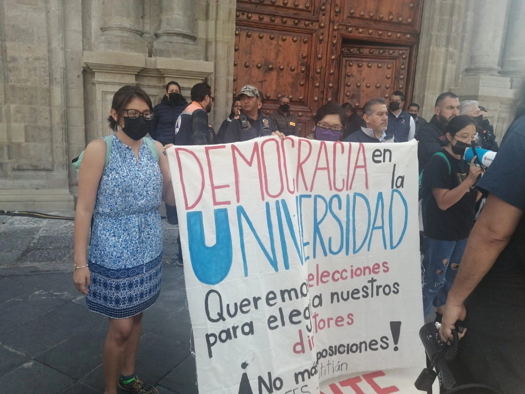  Un grupo de estudiantes de varios planteles de la UNAM realizó una manifestación este jueves frente al Palacio de la Escuela de Medicina, donde se lleva a cabo una sesión del Consejo Universitario. Foto Fernando Camacho Servín 