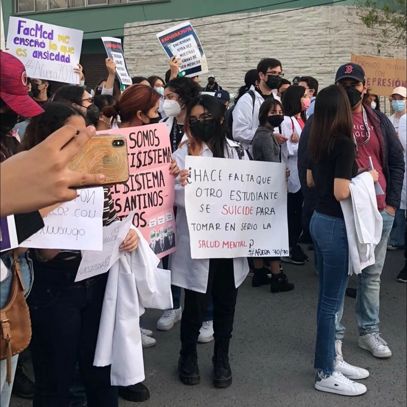 Los estudiantes crearon una página para recabar firmas contra la Facultad, acusando a la institución educativa de “Formar médicos con depresión”. Foto Yolanda Chío