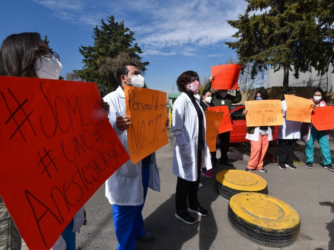 Personal del área de Anestesiología del Hospital Nicolás San Juan se manifestaron por no ser considerados en esta etapa de vacunación, en Toluca, Estado de México, el 13 de enero de 2021. Foto Cuartoscuro
