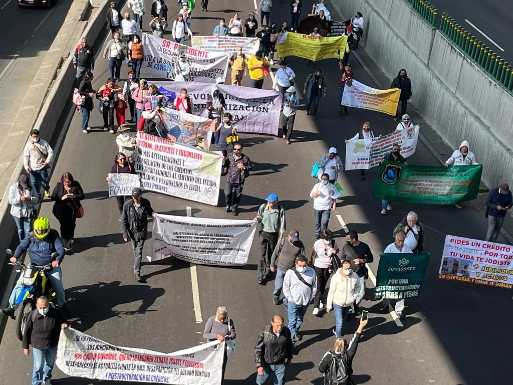 Integrantes de la Alianza de Afectados con créditos Fovissste bloquean Periférico Sur con dirección al Norte, en la Ciudad de México, el 25 de octubre de 2022. Foto María Luisa Severiano



