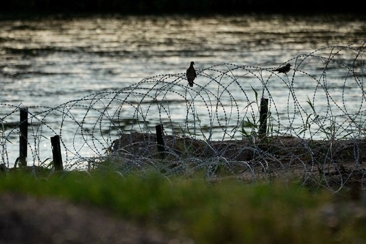 Vista del alambre que había sido instalado a lo largo del Río Grande en Eagle Pass, Texas, y que fue removido el 6 de julio de 2023. Foto Ap 