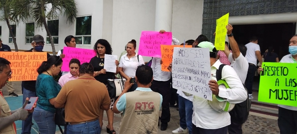 Miembros del Sindicato Nacional Demócrata de Trabajadores del Servicio Postal Mexicano se manifiestan frente al Palacio federal, donde se encuentran las oficinas de correos, para exigir la destitución de la directora regional del servicio postal, Guadalupe Palacios, el 11 de abril de 2023. Foto Héctor Briseño