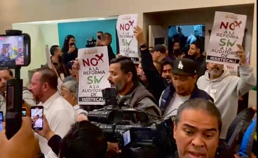 Burócratas del gobierno de Baja California irrumpieron la conferencia de la gobernadora Marina del Pilar Ávilar para protestas por cambios a la ley. Foto La Jornada Baja California