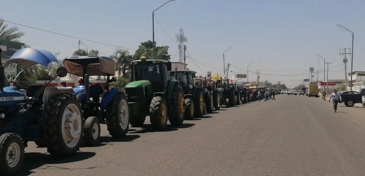 Tractores fueron utilizados para bloquear vialidades. Foto La Jornada