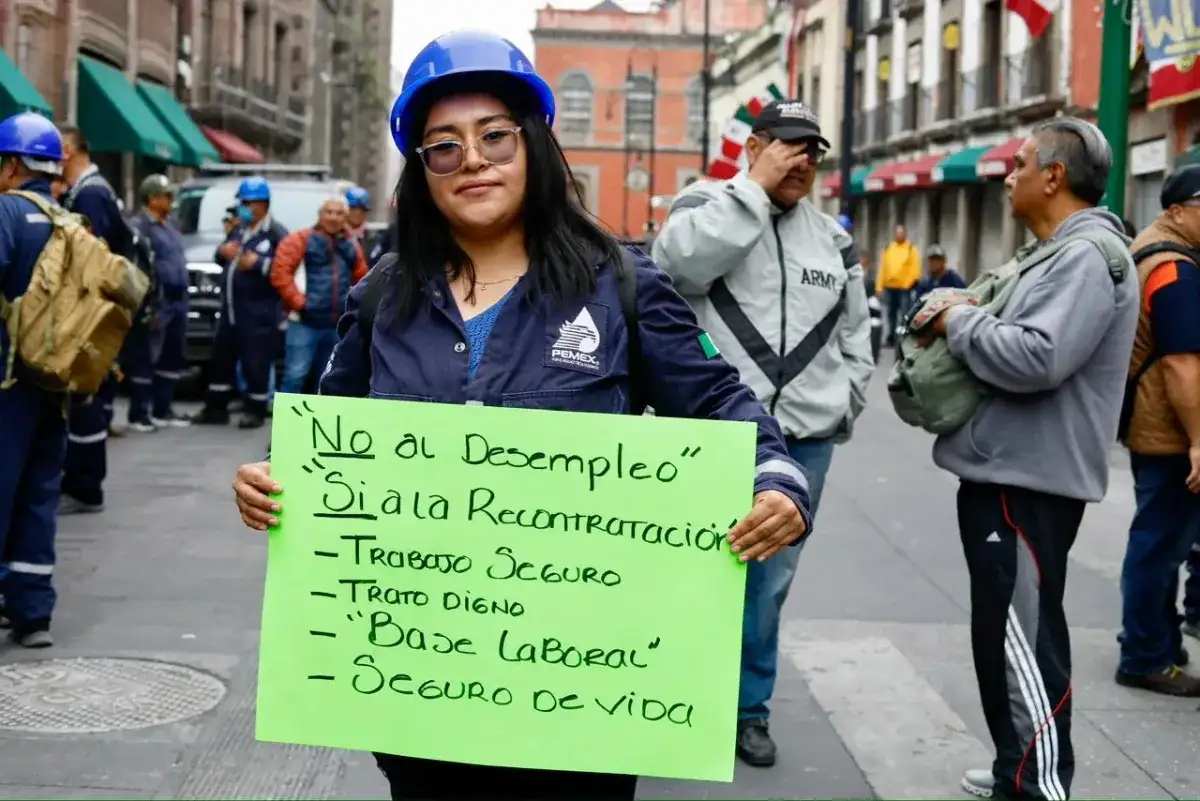 Operadores de Sedena y personal administrativo que fueron despedidos el 30 de septiembre protestan en calles del Centro Histórico de la Ciudad de México. Explican que sacaron del campo militar a personal administrativo, mientras que a los operadores desplegados en las distintas rutas en el país los dejaron a la deriva y solo recibieron la indicación de entregar las llaves de las unidades a personal militar y regresar a su casa por sus propios medios. 