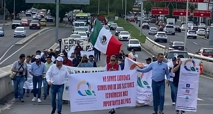 Bloquearon por un lapso de dos horas la circulación de Bulevar Bernardo Quintana en el tramo de avenida Universidad hasta centro cívico, el 21 de agosto de 2023. Foto 'La Jornada'