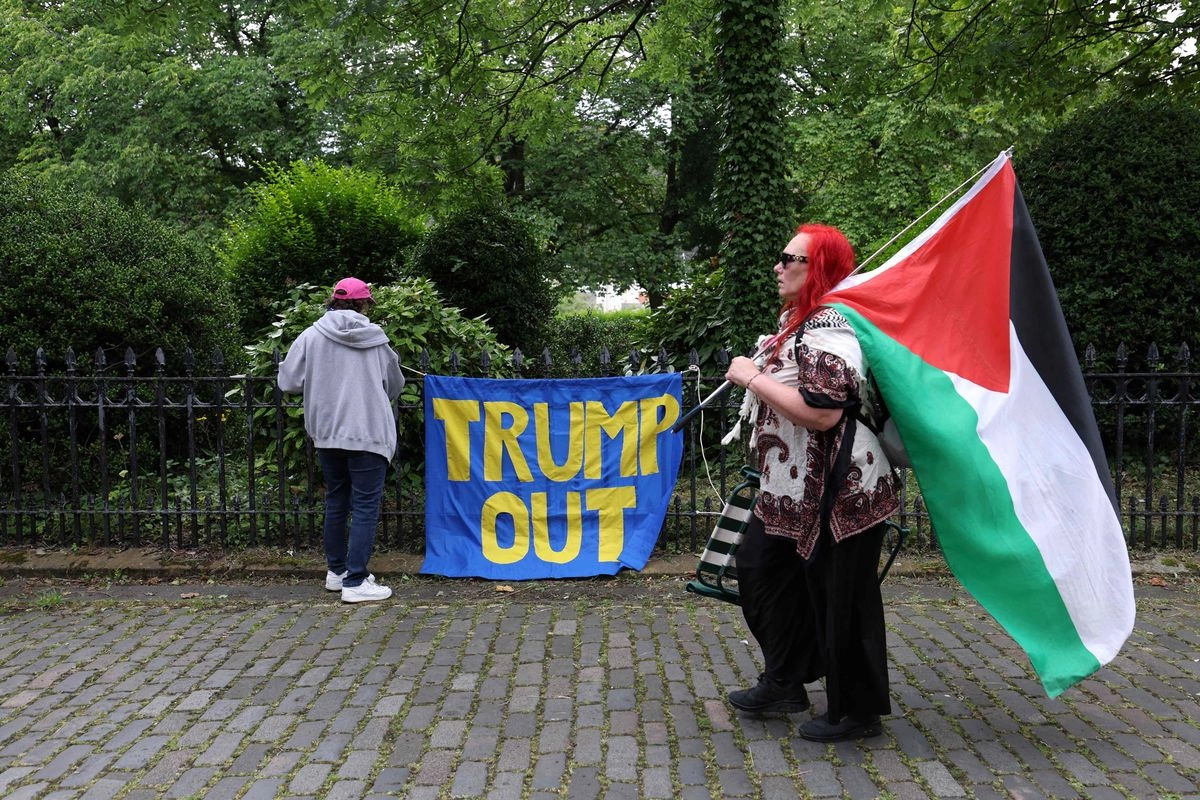 Un manifestante sostiene una bandera palestina durante una protesta "Stop Trump Coalition" cerca del edificio del Consulado de Estados Unidos en Edimburgo, Escocia, el 26 de julio de 2025. 