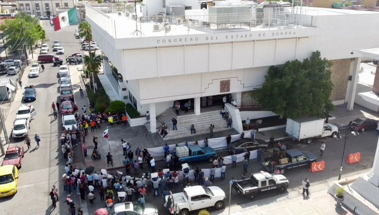 Un grupo de ciudadanos protestaron en el Congreso de Sonora, ante las altas tarifas de la CFE. Foto La Jornada