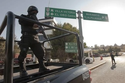Agentes vigilan las calles de Apatzingán en Michoacán. Foto Ap / Archivo