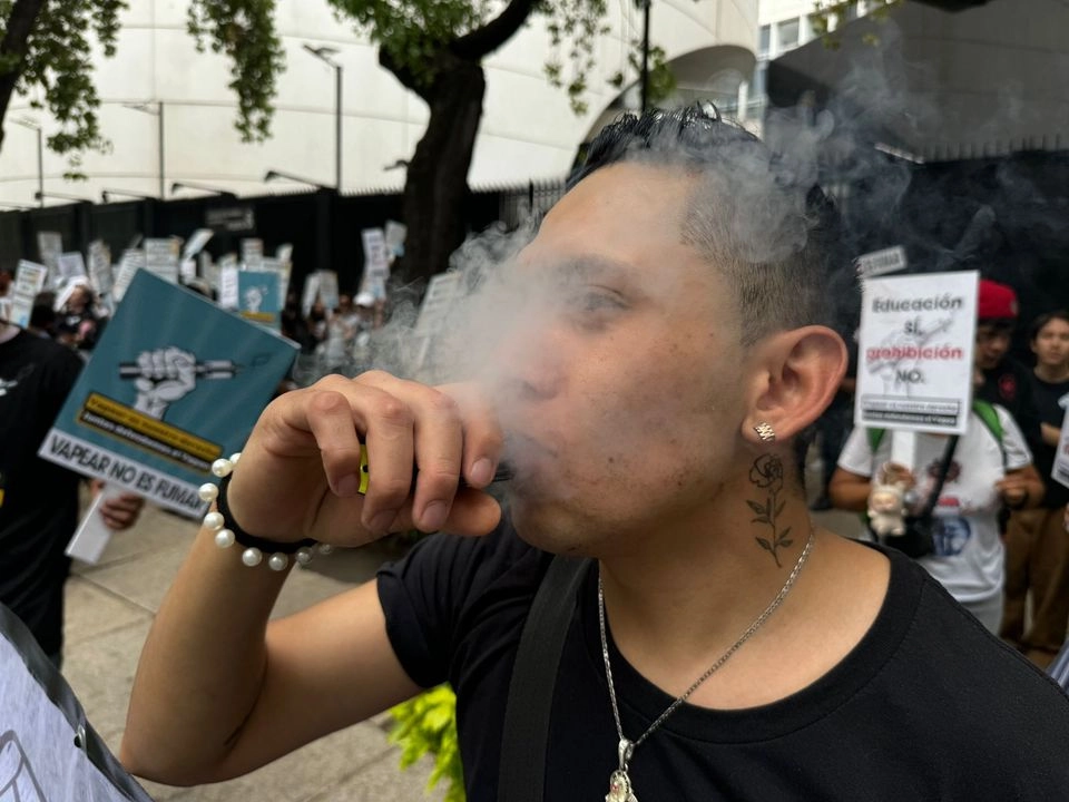 Persona utiliza un vapeador durante la protesta. Foto 
