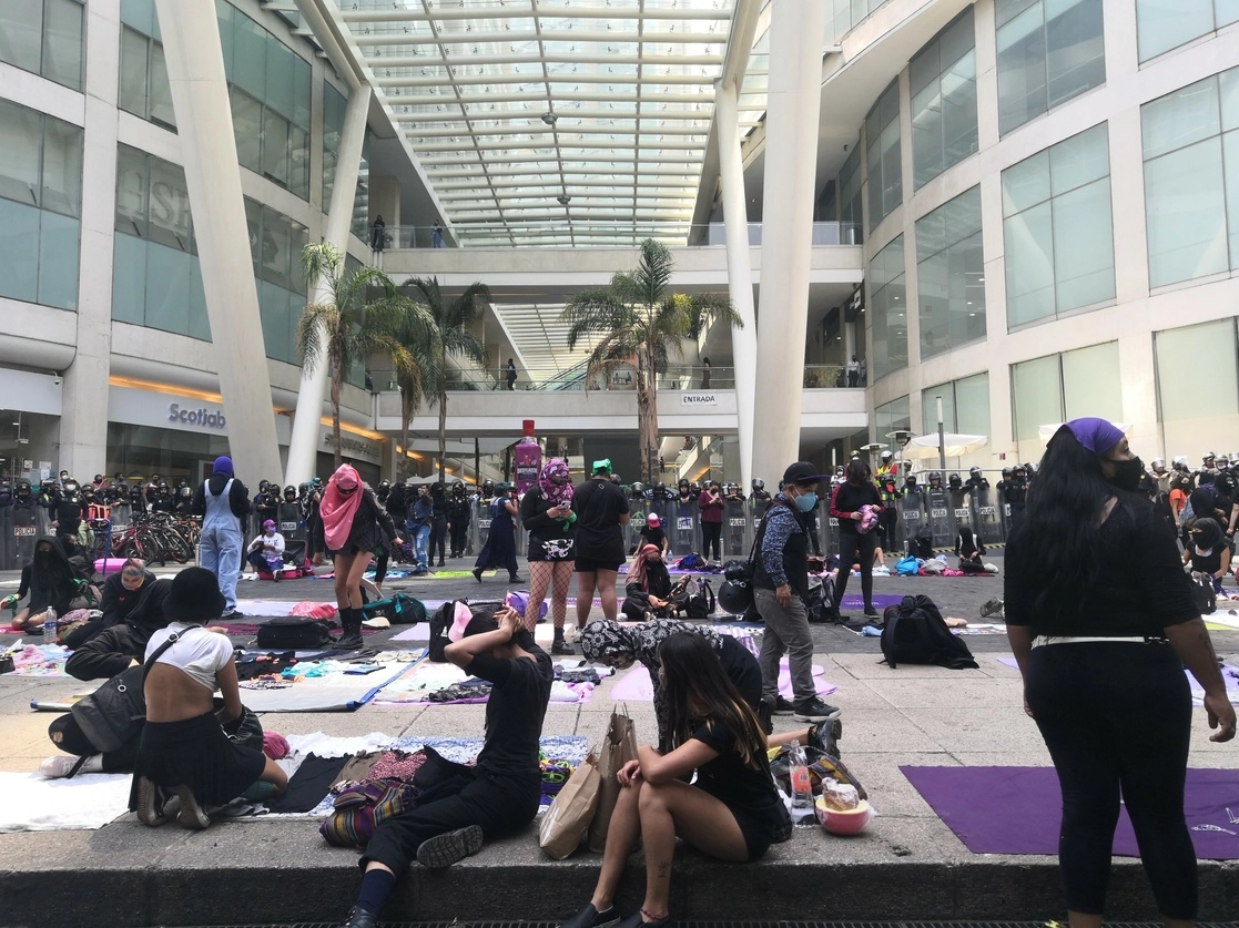 Colectivos de feministas durante la protesta en Reforma 222 en la Ciudad de México, el 16 de abril de 2021. Foto Elba Mónica Bravo