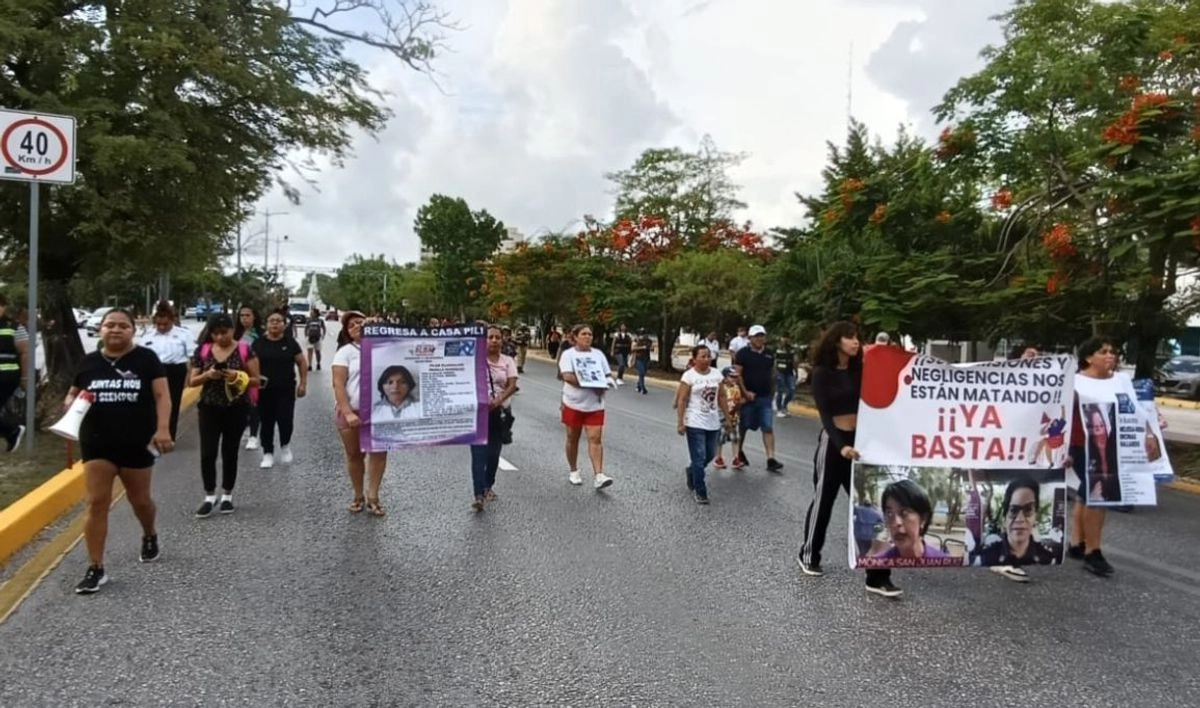Al menos 30 mujeres integrantes de colectivos feministas y activistas por los derechos humanos bloquearon este jueves las avenidas principales del primer cuadro de la ciudad. Foto