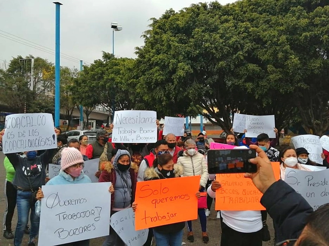 Comerciantes de bazares bloquean la vía José López Portillo para exigir que les permitan instalar sus puestos en zona Bosques del Valle en Coacalco. Foto Javier Salinas Cesáreo