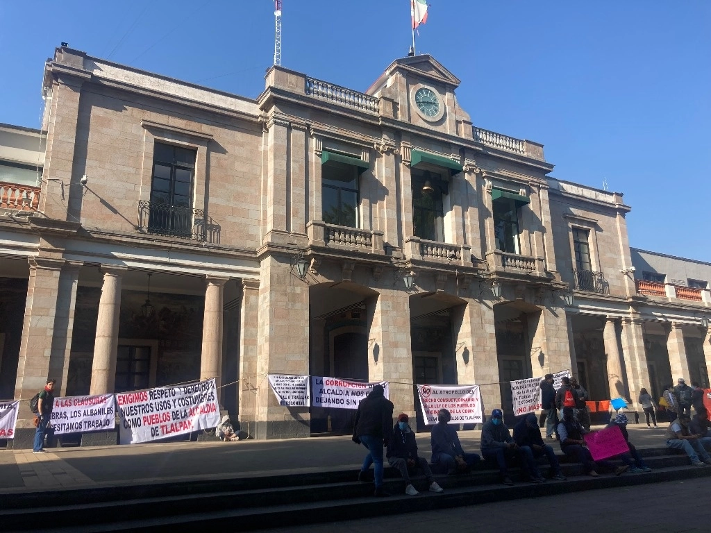 Los accesos a la sede de la demarcación se mantienen cerrados por un tendido de lonas en los que exigen a la alcaldesa, Alfa González Magallanes respeto a sus derechos y usos y costumbres. Foto Ángel Bolaños