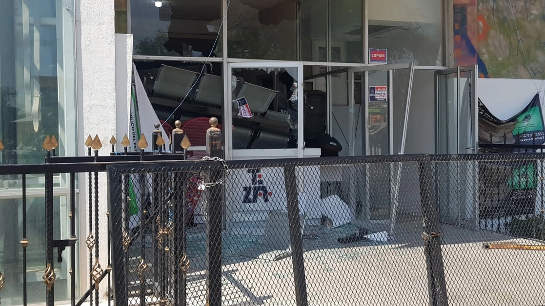 Durante la protesta, los comerciantes destrozaron los cristales de la entrada principal a la presidencial municipal, arrojaron piedras y trozos de concreto desde una construcción en ruinas cercana, el 17 de mayo de 2022. Foto Juan Ricardo Montoya