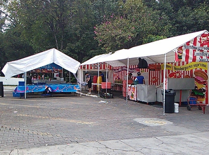 En imagen de archivo, comerciantes en el parque Ramón López Velarde. Foto Twitter @terrano19937551
