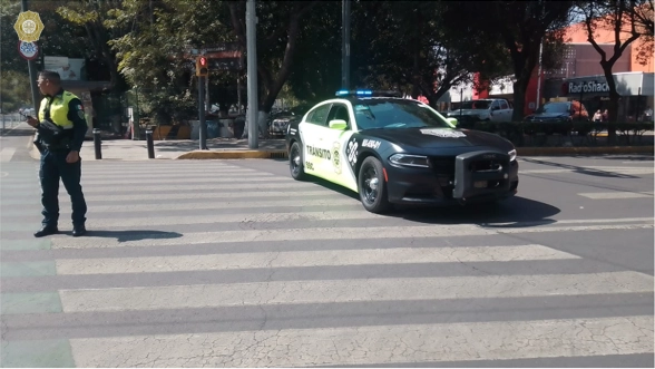 Elementos de la Secretaría de Seguridad Ciudadana, que se encuentra a unos metros de los manifestantes para evitar algún altercado con los manifestantes. Foto Twitter @OVIALCDMX