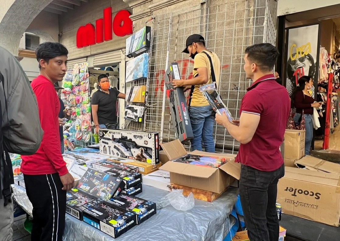 Las comerciantes se instalaron esta mañana en la prolongación de Hidalgo, Gutenberg y el bulevar Juárez, estas tres últimas ubicadas exactamente en el zócalo de esta ciudad capital. Foto Rubicela Morelos