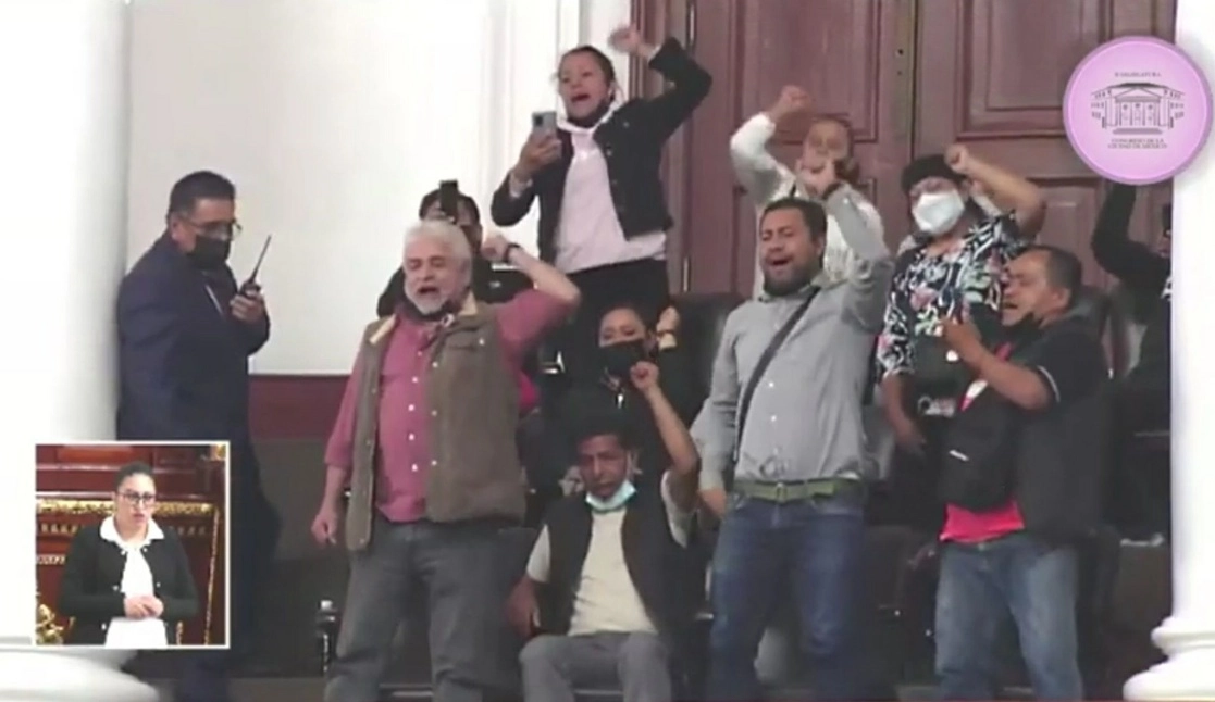 Vendedores ambulantes que ejercen su actividad en calles de las alcaldías Benito Juárez y Miguel Hidalgo exigieron en el recinto del Congreso de la Ciudad de México que cesen la violencia, el hostigamiento y los decomisos de mercancías por funcionarios de esas demarcaciones. Foto ‘La Jornada’

