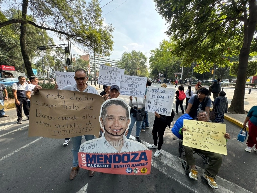 Vendedores ambulantes y establecidos del Parque de los Venados bloquean la avenida Municipio libre y División del Norte, para protestar por su desalojo del lugar, en la alcaldía Benito Juárez, en la Ciudad de México, el 19 de noviembre de 2024. Foto Alfredo Domínguez