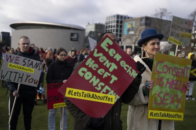 En Holanda protestaron contra el acoso sexual que fue denunciado en un programa televisión. Foto Ap