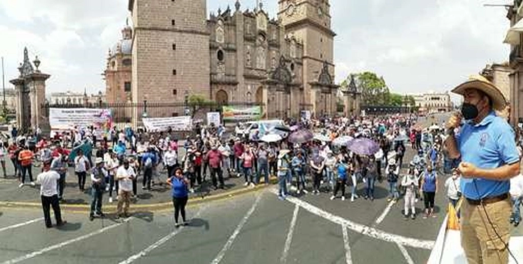 Agremiados de diversas organizaciones sindicales, ayer, a su paso por la plaza Morelos, en Morelia, en una marcha contra el gobernador perredista de Michoacán, Silvano Aureoles. Foto ‘La Jornada’