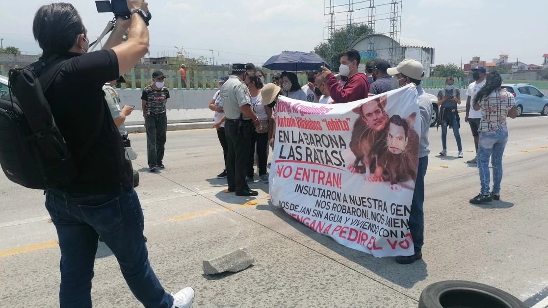 Un grupo de personas bloquea la autopista del Sol, a la altura de la colonia Antonio Barona, de Cuernavaca en rechazo a la candidatura de Jorge Argüelles Victorero. Foto Rubicela Morelos Cruz