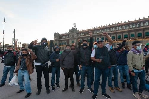 Los profesores señalan que serían unos tres mil trabajadores que quedarían en la incertidumbre. Foto Pablo Ramos/ archivo