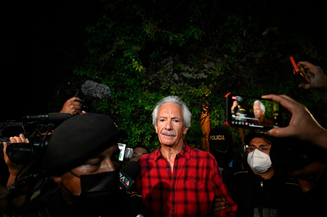 El periodista guatemalteco José Rubén Zamora, presidente del periódico 'El Periódico', es arrestado en la Ciudad de Guatemala. Foto Afp 