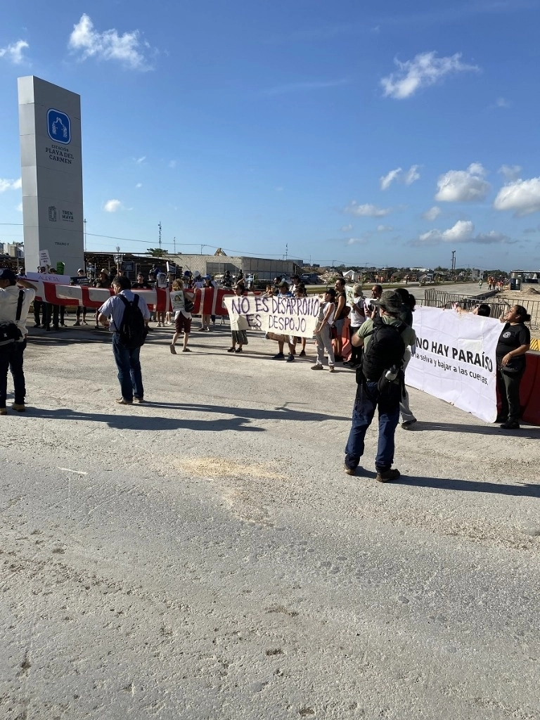 Asociaciones civiles como Selvame del Tren y Conciencia Ciudadana, se manifestaron en contra del Tren Maya en Playa del Carmen, Quintana Roo, el 29 de febrero de 2024. Foto Patricia Vázquez
