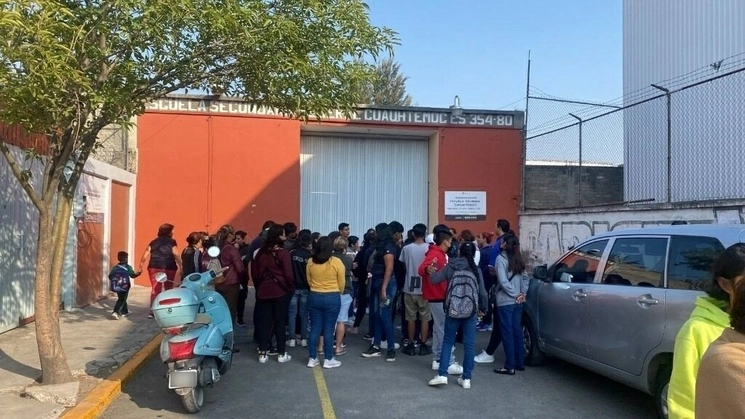 Padres de familia protestaron frente a la secundaria Cuauhtémoc, en La Paz, Edomex, en contra de la violencia que existe dentro del plantel, el 1 de junio de 2023. Foto ‘La Jornada’
 