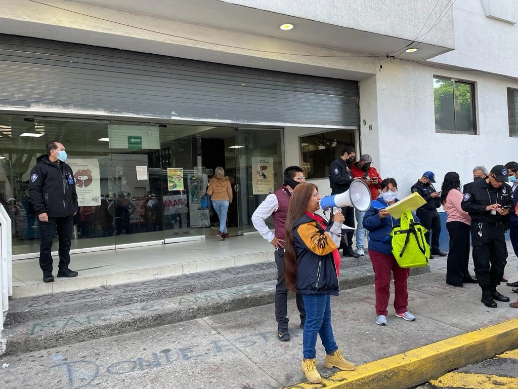 En una manifestación en las instalaciones de la FGJ-CDMX, inconformes condenaron la invasión del inmueble de Belisario Domínguez 43, el 20 de junio de 2022. Foto Laura Gómez Flores