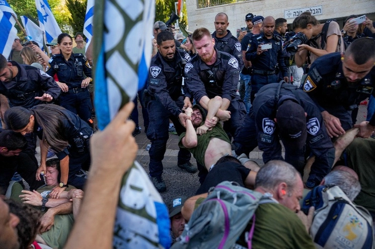 La policía israelí dispersa a los manifestantes, en su mayoría reservistas militares, durante una protesta contra los planes del gobierno del primer ministro Benjamín Netanyahu de reformar el sistema judicial, en Modiin, Israel, el 11 de septiembre 2023. Foto Ap