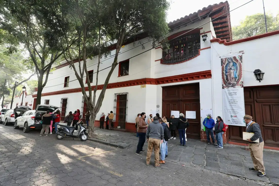 Trabajadores de la alcaldía de Coyoacán cierran la Casa de Cultura Jesús Reyes Heroles, ubicada en la avenida Francisco Sosa 202, para protestar por el desalojo de espacios recreativos para convertirlos en oficinas administrativas, impulsado por la directora de Cultura de la demarcación, Hilda Trujillo Soto, en la Ciudad de México, el 4 de octubre de 2022. Foto Roberto García Ortiz 


