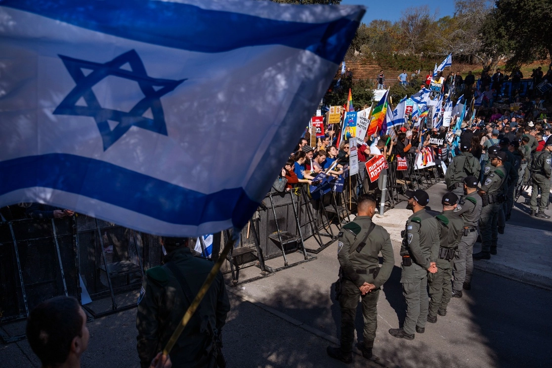 Manifestantes protestan frente al Parlamento de Israel, en la capital Jerusalén, en contra del nuevo gobierno del primer ministro Benjamin Netanyahu. Foto Ap