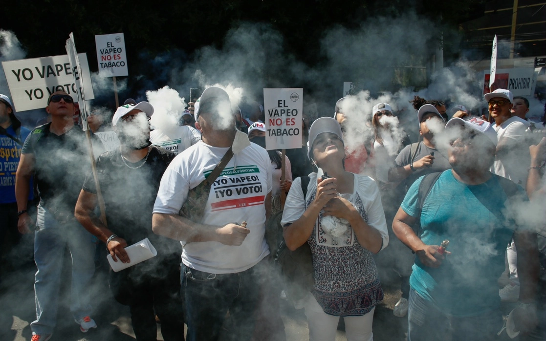 Consumidores de vapeadores durante la protesta en la sede de Cofepris. Foto Víctor Camacho