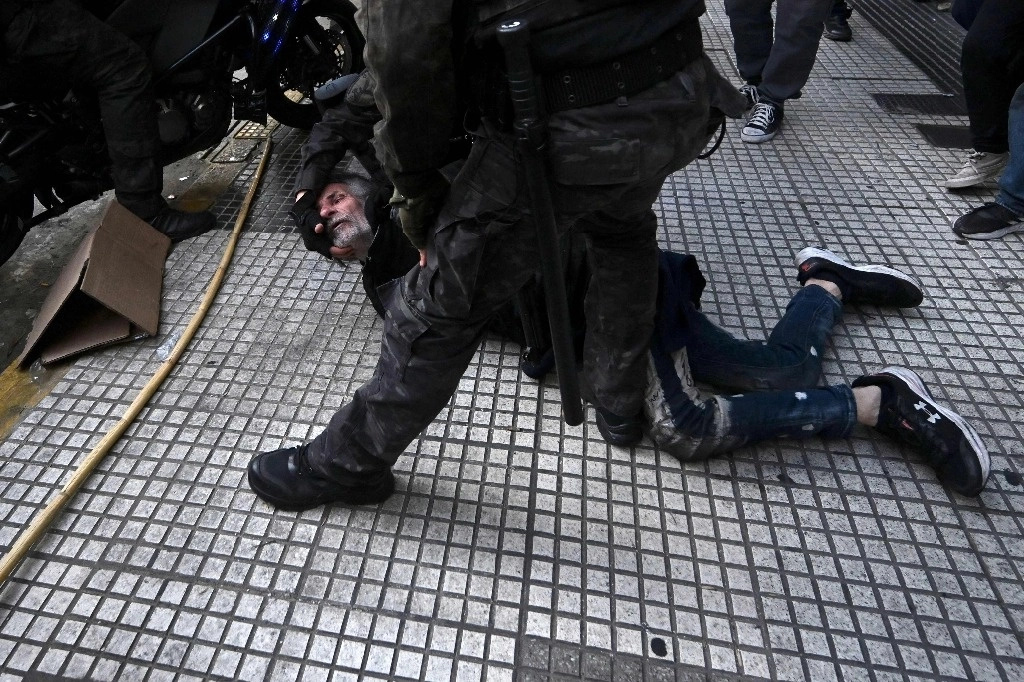 Un anciano es detenido por la policía antidisturbios durante una protesta frente al Congreso Nacional en Buenos Aires el 11 de septiembre de 2024. Foto Afp
