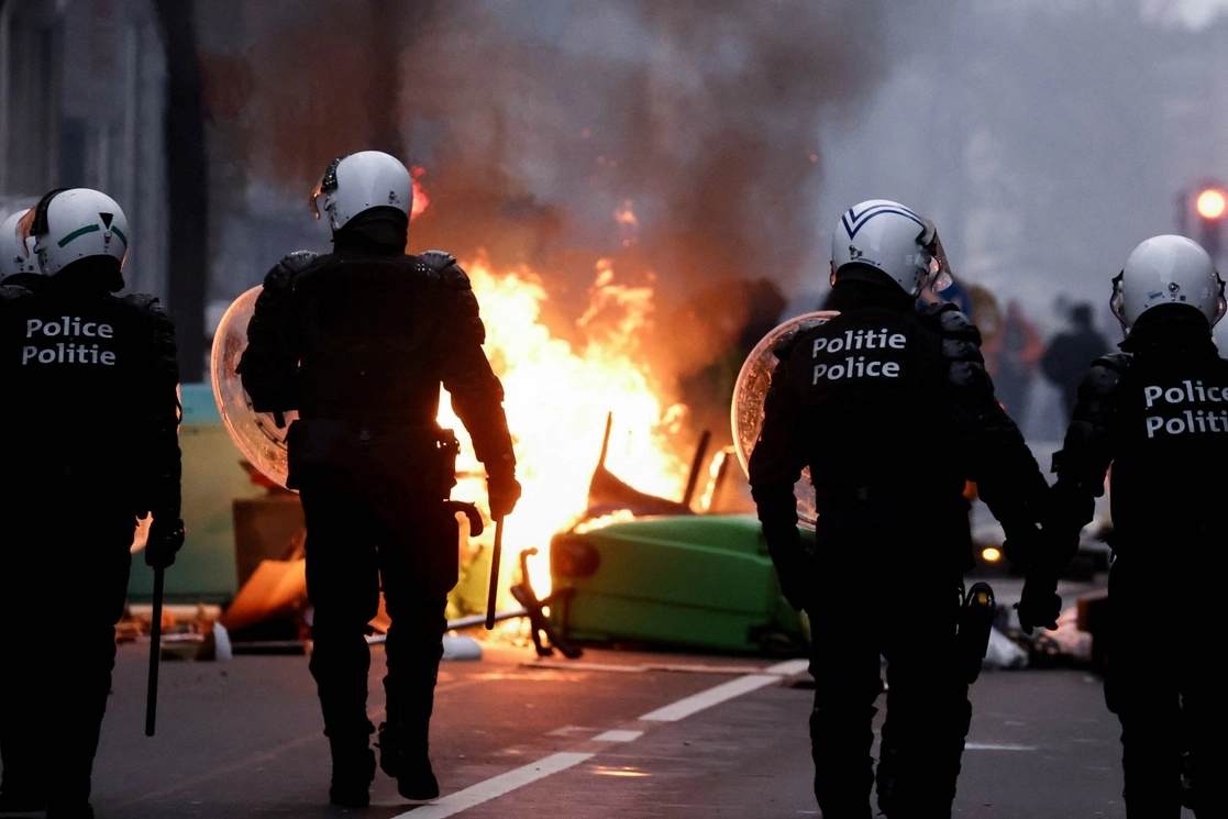 La policía antidisturbios belga durante una manifestación contra las medidas del gobierno  para frenar la propagación del Covid-19. Foto Afp 