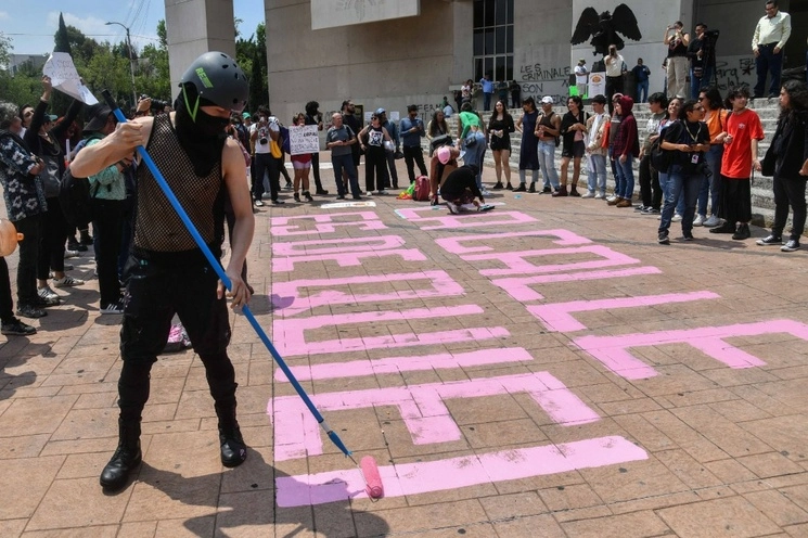 En medio de empujones, los activistas expresaron su descontento por la forma en la que la alcaldesa –a la que llamaron fascista– ha llevado su administración. Foto Cuartoscuro