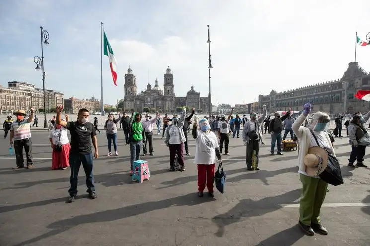 El colectivo Damnificados Unidos de la Ciudad de México se manifiesta frente a las oficinas del Gobierno capitalino. Exigen apoyo económico para paliar la crisis provocada por la pandemia de Covid-19, en el Centro Histórico. Foto Pablo Ramos