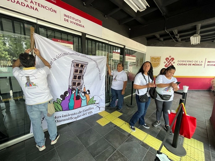 Integrantes del Movimiento de Familias Damnificadas del 19S se manifiestan afuera de las instalaciones del Instituto de Vivienda de la Ciudad de México (INVI), por la falta de claridad e información sobre los procesos de reconstrucción, en la alcaldía Iztacalco, el 14 de julio de 2023. Foto Alfredo Domínguez



