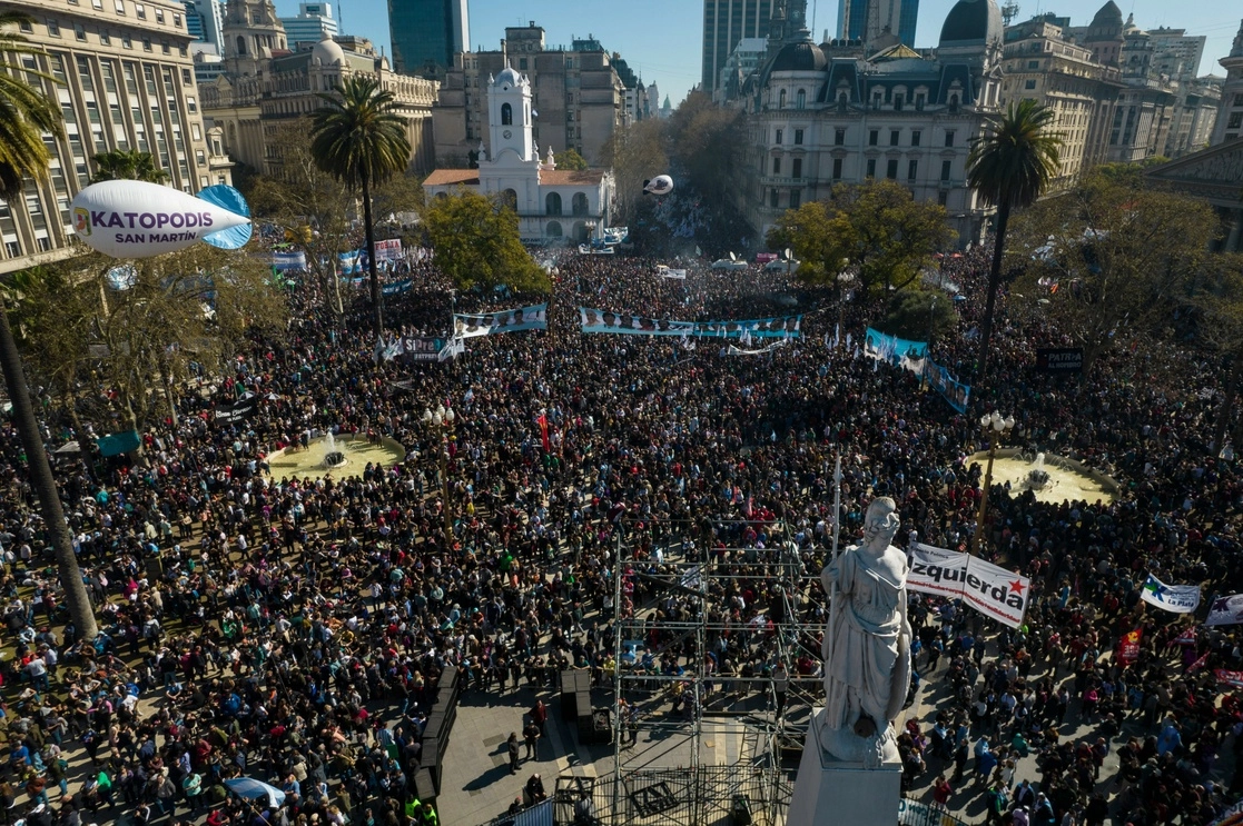 Se estima que 500 mil personas se reunieron en la Plaza de Mayo y sus alrededores en apoyo a la vicepresidenta Cristina Fernández, un día después del atentado en su contra. Foto Ap  