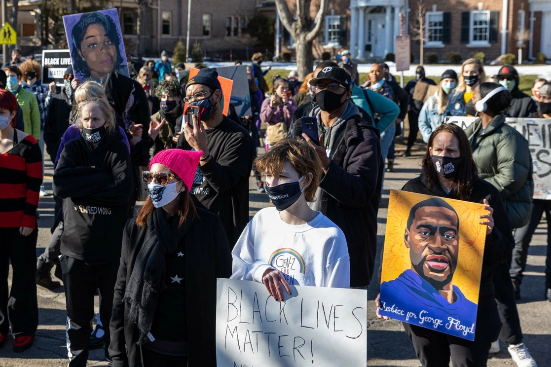 En Minnesota, decenas de protestaron previo al juicio por la muerte de George Floyd. Foto Afp