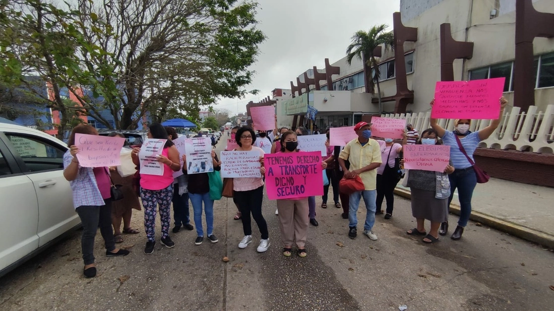 Los pacientes que viajan desde Córdoba, Orizaba o Veracruz para recibir atención médica acusan que muchas veces viajan de pie en el autobús de servicio turístico que contrata el IMSS para trasladarlos. Foto Sergio Balandrano