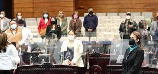 Los diputados de Morena en Hidalgo, Lisset Marcelino y Andrés Caballero, le dieron la espalda a Lidia Noguez Torres  al momento de rendir protesta como integrante del Consejo de la Judicatura por un segundo periodo. Foto La Jornada
